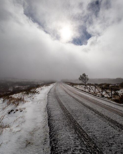 Zdjęcie droga pośród pokrytego śniegiem krajobrazu na tle nieba