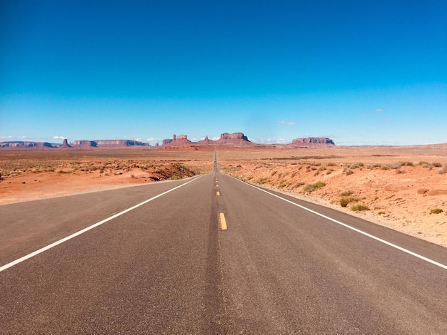 Droga przechodząca przez pustynię na tle niebieskiego nieba w Arizonie