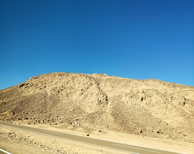 Droga przez pustynię malownicze tło z górami i wzgórzami pustynny krajobraz tapeta