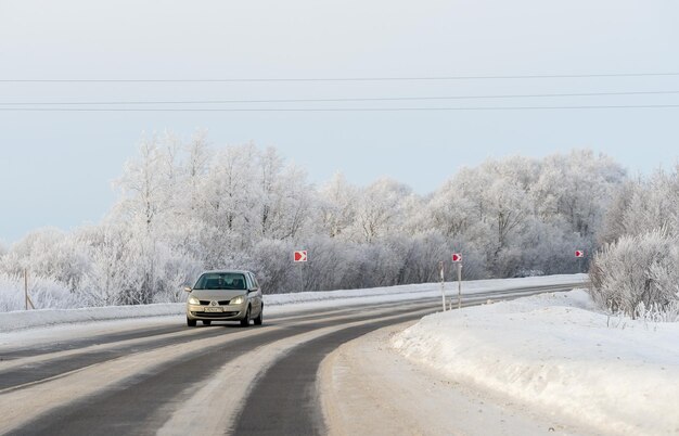 Zdjęcie droga samochodowa na śniegu w mroźną zimową pogodę