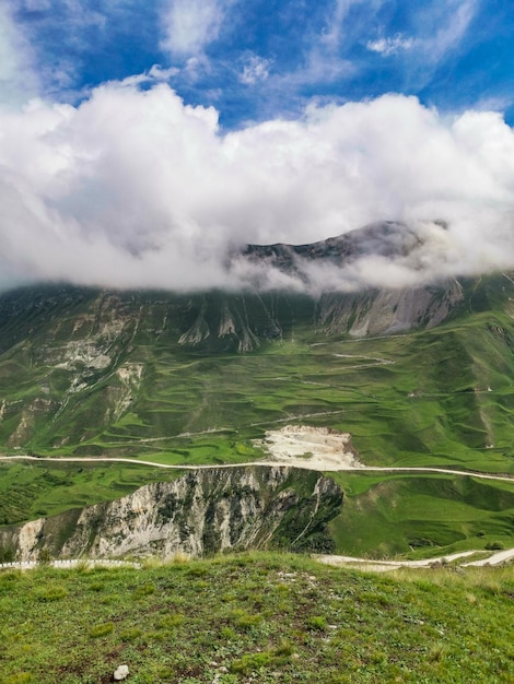 Droga w górach Dagestanu z dużymi górami w tle i chmurami Rosja