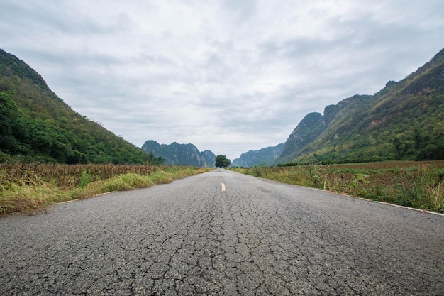 Droga w góry w Uthai thani .Tajlandia