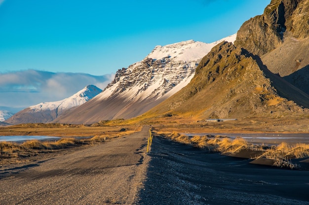 Droga w kierunku Stokksnes na górze Vestrahorn na Islandii