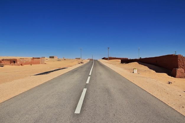 Droga W Timimun Porzucał Miasto W Saharze, Algieria