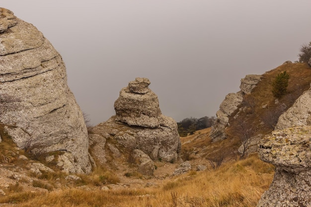 Droga wśród skał na szczycie pasma górskiego Demerdzhi