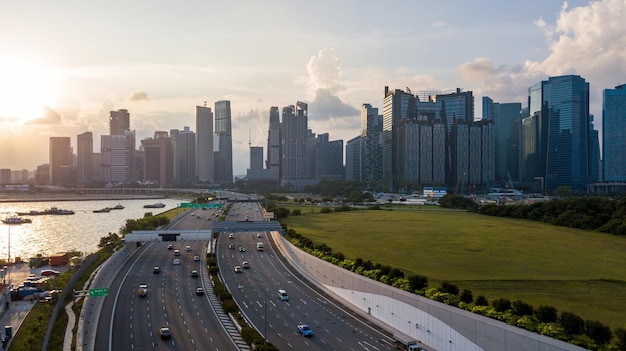 Droga z charakterystycznymi budynkami w Singapurze Droga do centrum Singapuru Samochód z panoramą Singapuru podczas zachodu słońca