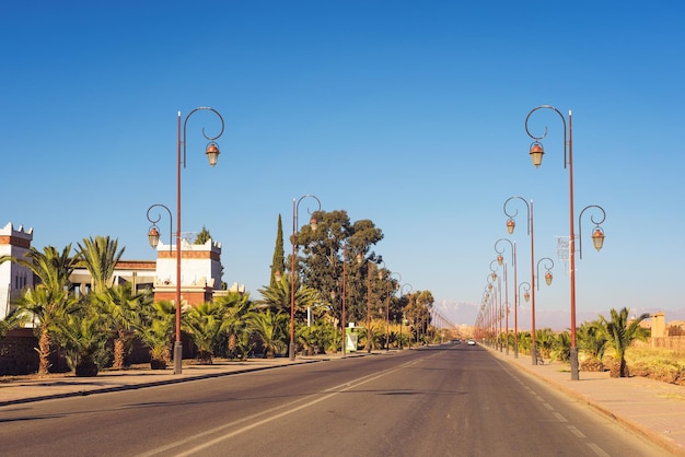 Droga z rzędem stylowych lamp ulicznych w centrum Ouarzazate Maroko