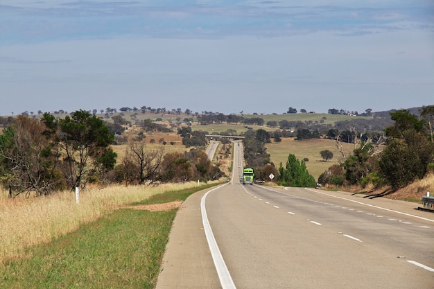 Droga znajduje się na wsi, w Australii