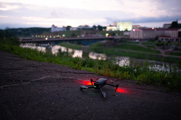 Dron gotowy do startu Nowoczesny widok z lotu ptaka drona gotowy do startu Koncepcja podróży Krajobraz na zewnątrz