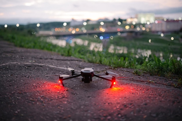 Dron gotowy do startu Nowoczesny widok z lotu ptaka drona gotowy do startu Koncepcja podróży Krajobraz na zewnątrz