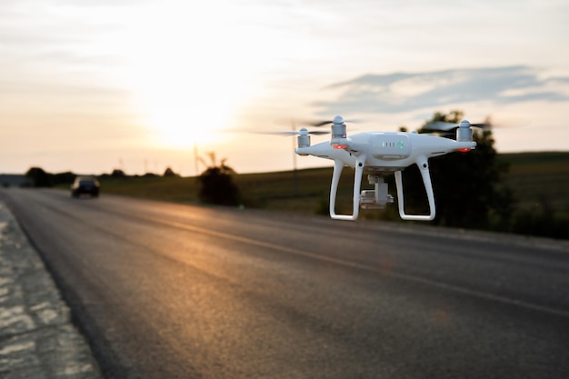 Dron i dron transportowy z kamerą kontroluje warunki drogowe na autostradzie