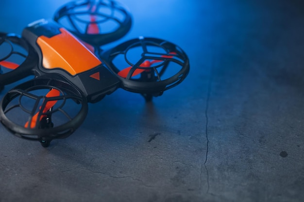 Dron Quadcopter ze sterowaniem joystickiem i niebieskim neonowym podświetleniem