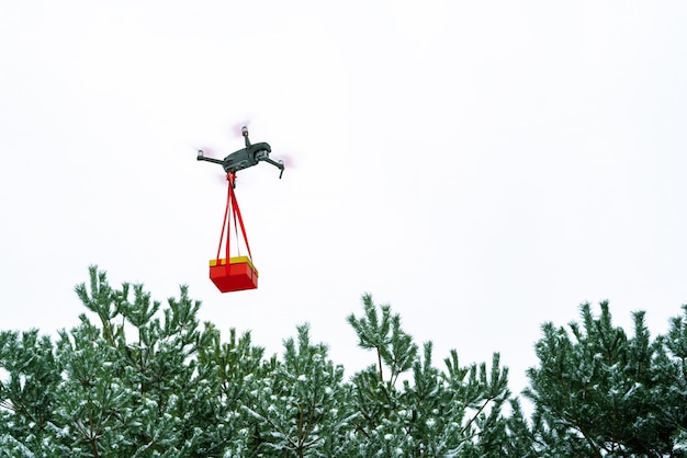 Dron wysyła do klienta pudełko z prezentami, lecąc nad lasem