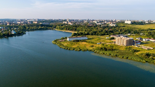 Dron z aparatem piękna letnia rzeczka z wysokości