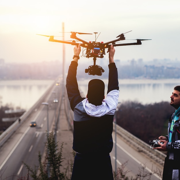 Dron Zabiera Ziemię. Mężczyzna Trzyma Drona.