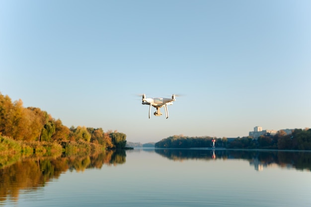 Drone copter z cyfrowym aparatem rozmywa rzekę na tle