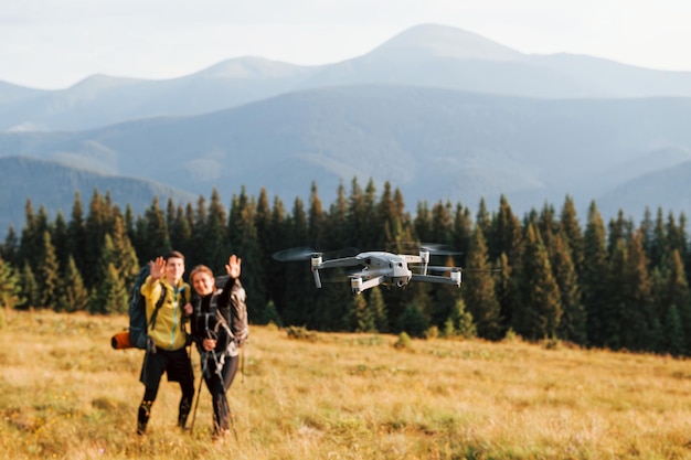 Drone latające w pobliżu młodych podróżników Majestatyczne Karpaty Piękny krajobraz dziewiczej przyrody