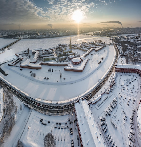 Drone punkt widzenia zimy st petersburg o zachodzie słońca zamarznięta rzeka newa para nad miastem piotr i pa...