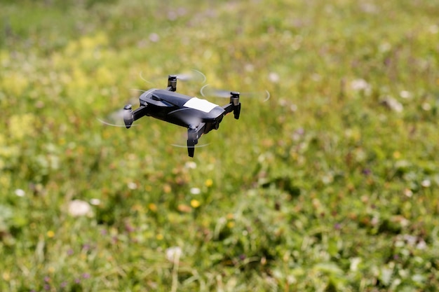 Drone quadrocopter z aparatem cyfrowym