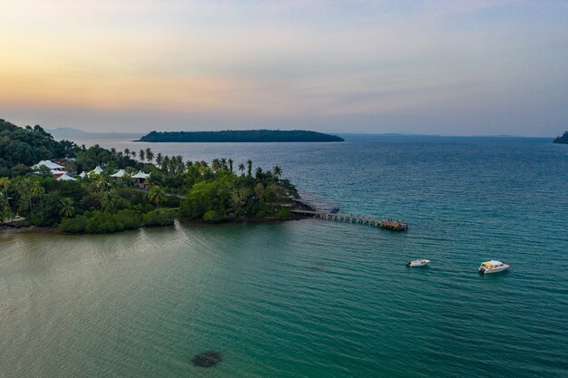 Drone sfotografował luksusowy, ale ekologiczny kurort i hotel na górze na wyspie Koh Kood we wschodniej Tajlandii.