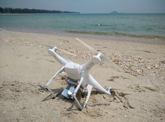 Drone spadł z nieba na piaszczystej plaży