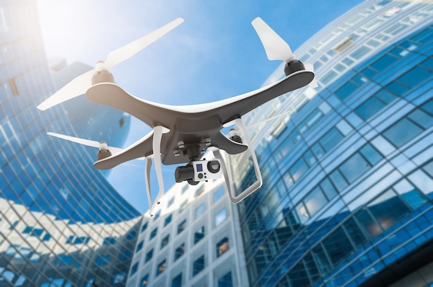 Drone z aparatem cyfrowym latającym w nowoczesnym mieście