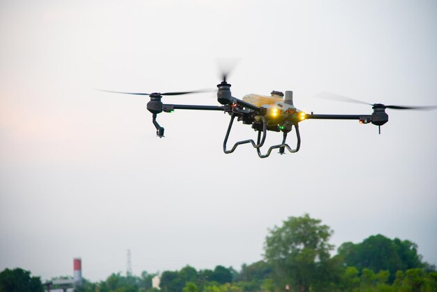 Zdjęcie drony rolnicze rozpylają nawozy na polach ryżowych koncepcja inteligentnej farmy