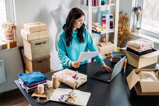 Dropshipping małe firmy e-commerce kobiecy sklep internetowy właściciel sklepu odzieżowego pakowanie