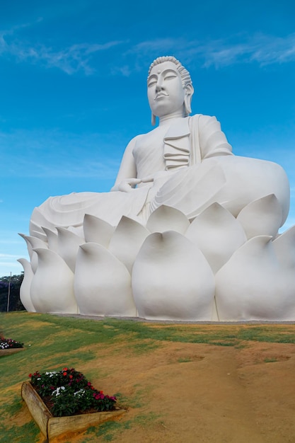 Drugi co do wielkości posąg Buddy na świecie Położony w Ibiracu w stanie Espirito Santo Brazylia Miejsce turystyczne
