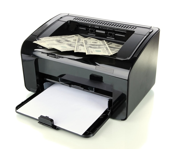 Drukarka drukuje fałszywe banknoty dolarowe na białym tle