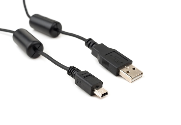 Drukarki i kamery USB kabel na białym tle, selekcyjna ostrość