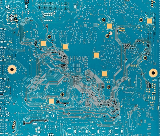 Zdjęcie drukowana elektroniczna tablica komputerowa jest w kolorze niebieskim, z bliska
