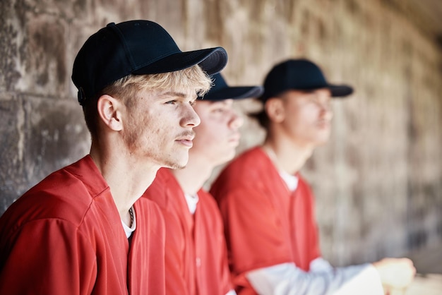 Drużyna baseballowa i ziemianka ze sportowcem oglądającym letni mecz na świeżym powietrzu w celach rekreacyjnych Sportowa praca zespołowa i czekanie z sportowcem na ławce, aby wesprzeć kolegów z drużyny