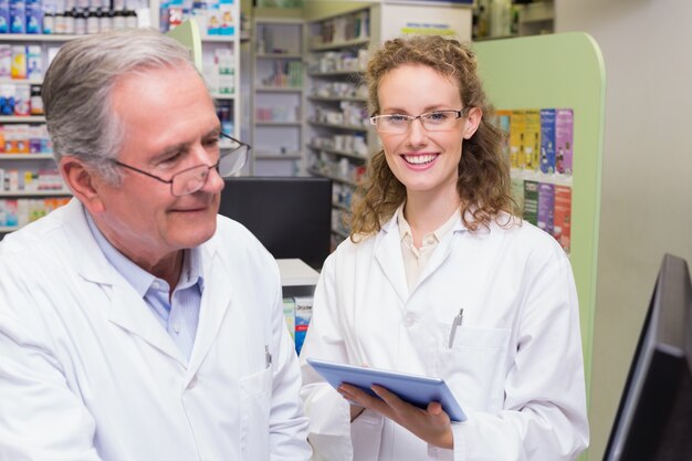 Drużyna farmaceutów używa laptopu komputer osobistego