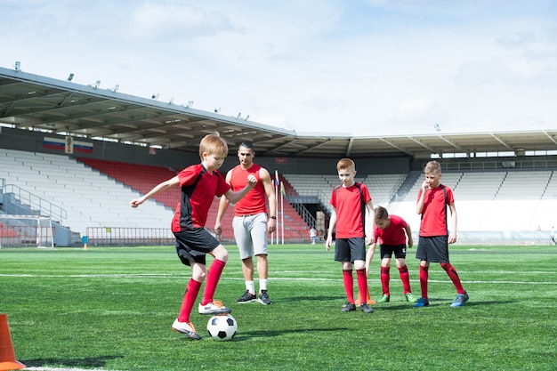 Drużyna juniorów ćwiczy na stadionie