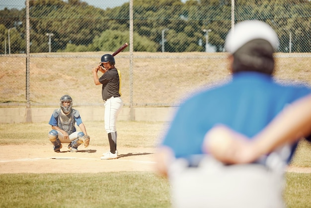 Drużynowy baseball i boisko w grze sportowej do współpracy w ćwiczeniach i gracz z kijem gotowym do uderzenia piłki Sprawność zespołowa i sportowcy na boisku baseballowym do treningu lub meczu softball