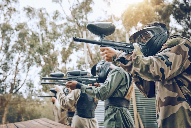 Drużynowy paintball i strzelnica do ćwiczeń strzeleckich w ramach przygotowań do meczu lub gry w sportach ekstremalnych na świeżym powietrzu Grupa żołnierzy lub armii, której celem jest strzelanie przez bunkier treningowy do zawodów