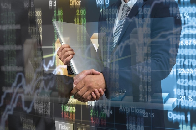 Zdjęcie drżenie ręki między biznesmenem na wykresie giełdowymzbliżenie na giełdzie
