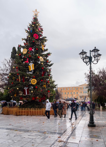 Drzewo bożonarodzeniowe na centralnym placu Syntagma w Atenach