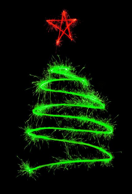 Drzewo bożonarodzeniowe wykonane przez sparkler na czarnym tle