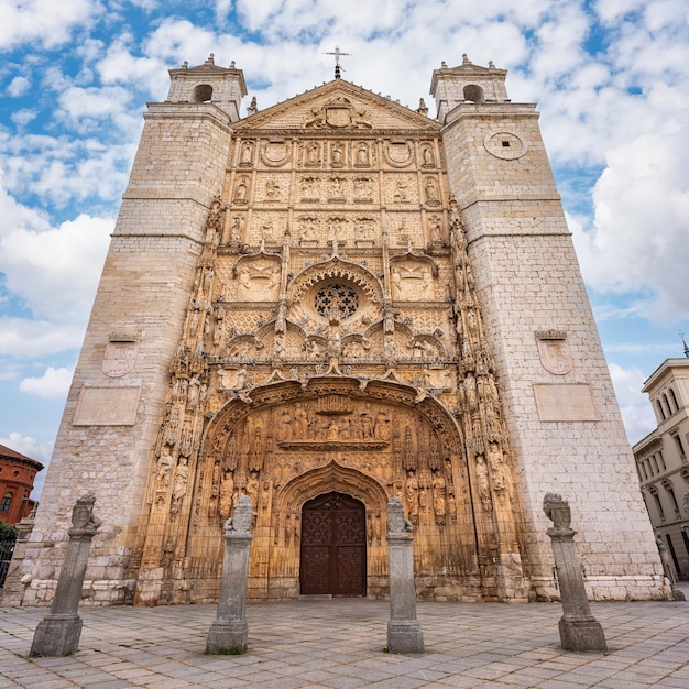 Drzwi imponującego kościoła San Pablo w historycznym centrum Valladolid w Hiszpanii