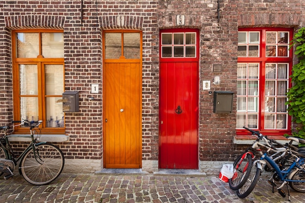 Drzwi Starych Domów I Rowerów W Europejskim Mieście Bruges Brugge