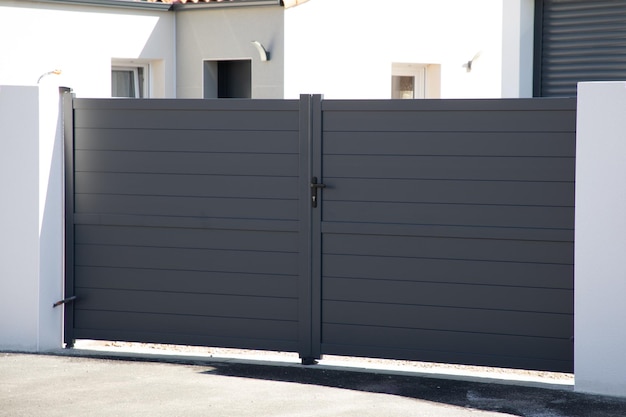drzwi szare wysokie nowoczesne wejście slajd stalowe brama aluminium portal domu przedmieścia fasada domu