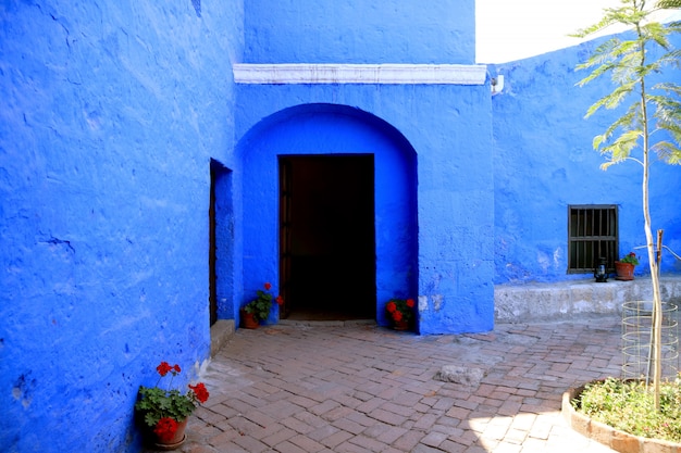 Drzwi żywy błękitny stary kamienny budynek wśrodku Santa Catalina monasteru, Arequipa, Peru