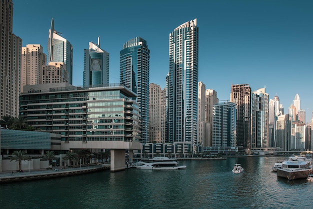 Dubai Marina o zachodzie słońca