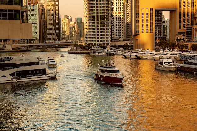 Dubai Marina o zachodzie słońca