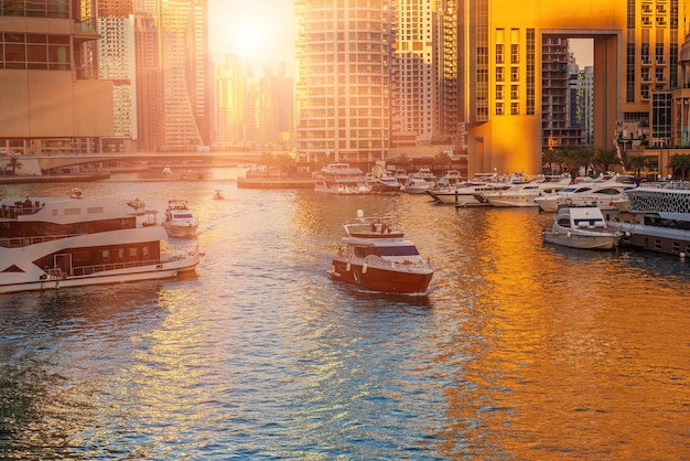 Dubai Marina o zachodzie słońca