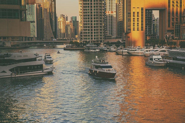 Dubai Marina o zachodzie słońca