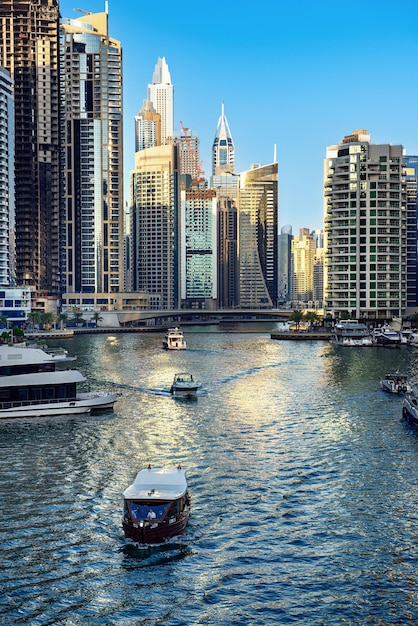 Dubai Marina o zachodzie słońca