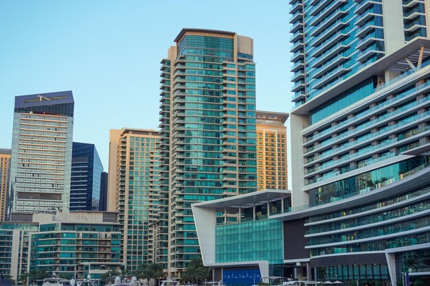 Dubai Marina w Dubaju ZEA Widok na drapacze chmur i kanał